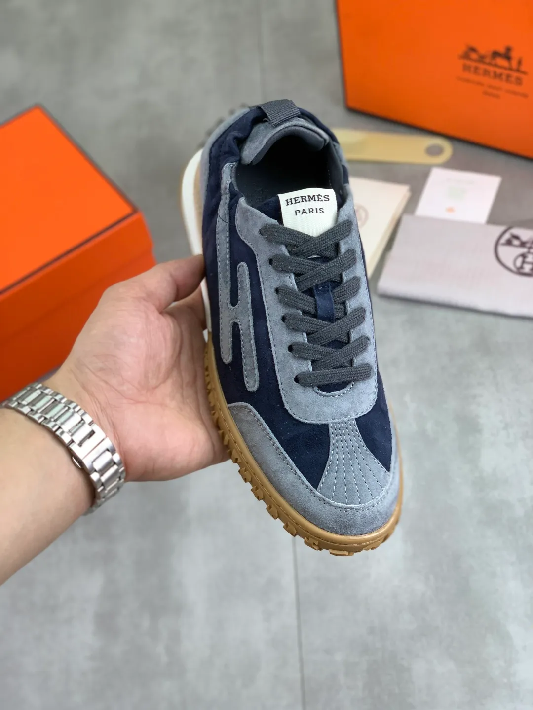 Men's men's shoes 💰P580 new top version original order Hermes Hermès couple 🧑‍🤝‍🧑 style Drift Sneaker autumn new casual sports shoes original purchase development and production H family men's classic series technical breathable fabrics with cowhide casual sports shoes casual sports dad shoes combine high-tech breathable materials and cowhide, H family exclusive button decoration on the side The outsole is full of H italic design and bright colors to show vitality and continue the brand design inspiration. Stroll around the city lightly and feel free and comfortable. Delivered in exquisite packaging🛍📦 ▪️Fabric: original customized breathable material + first layer of cowhide ▪️Inner lining: cowhide feet ▪��Outsole: molded and evacuated PU+TPU material ▪️Size: Female 34-40 (41 customized) Male 39-45 8️⃣ colors available Premium packaging